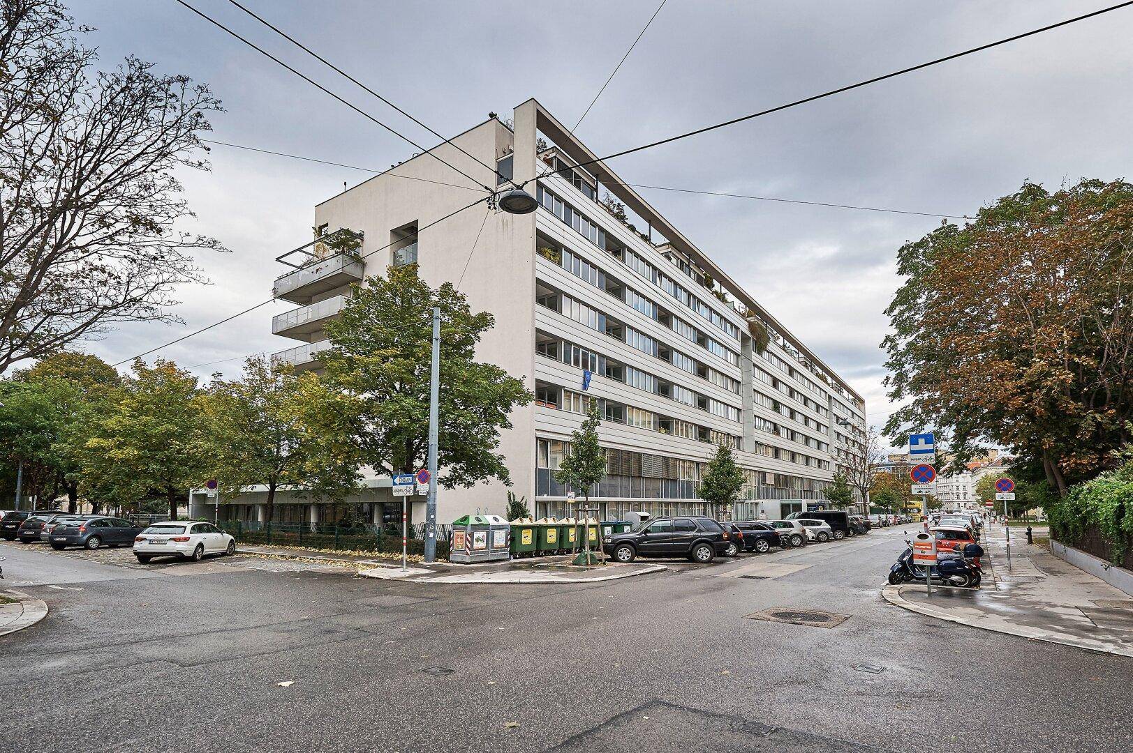 Weitläufige Ansicht des modernen Wohnkomplexes mit Balkonen und umliegenden Bäumen in der Stadt.