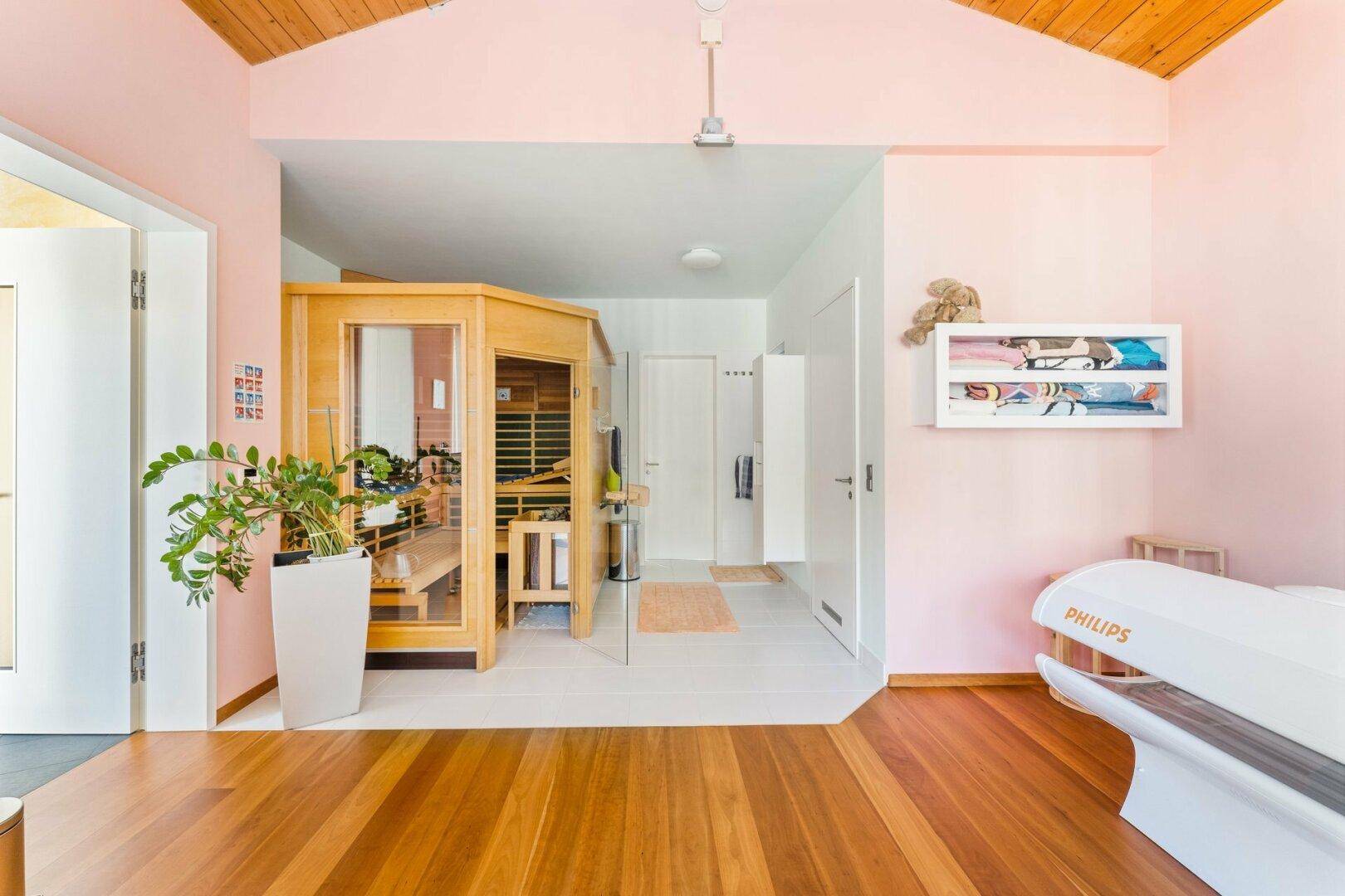 Wellnessbereich mit Sauna, Solarium und Zugang zu weiteren Räumlichkeiten für Entspannung.