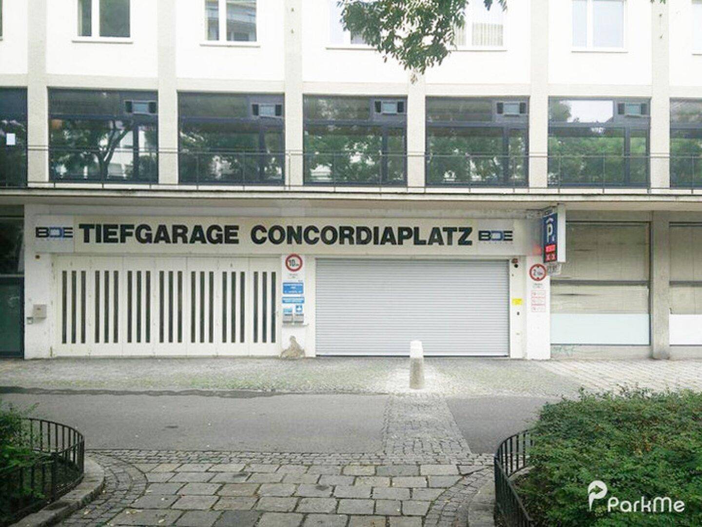 Eingang zur Tiefgarage Concordia-Platz mit Rolltor und Beschilderung.
