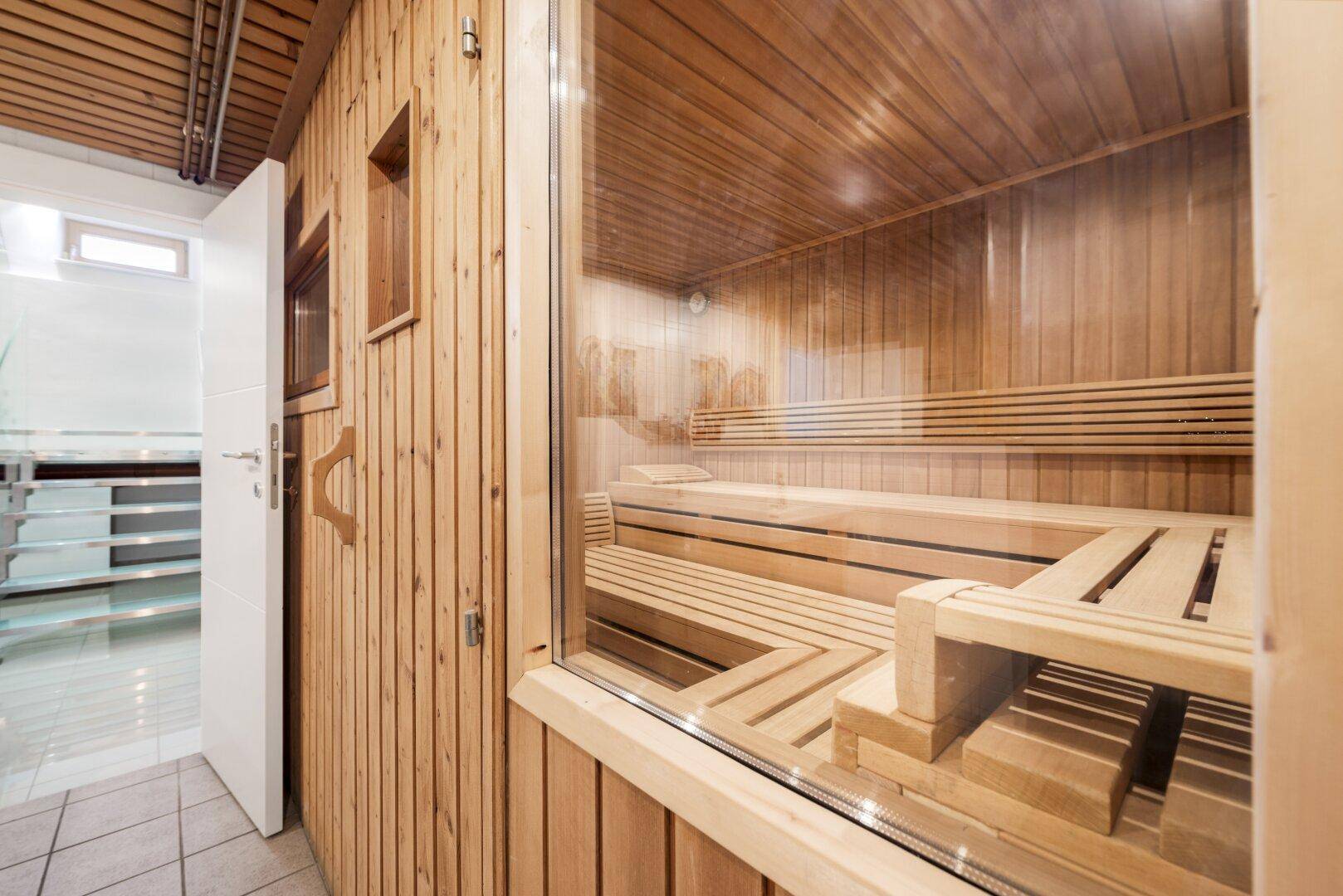 Traditionelle Holzsauna mit mehreren Bänken für Entspannung und Wohlbefinden.