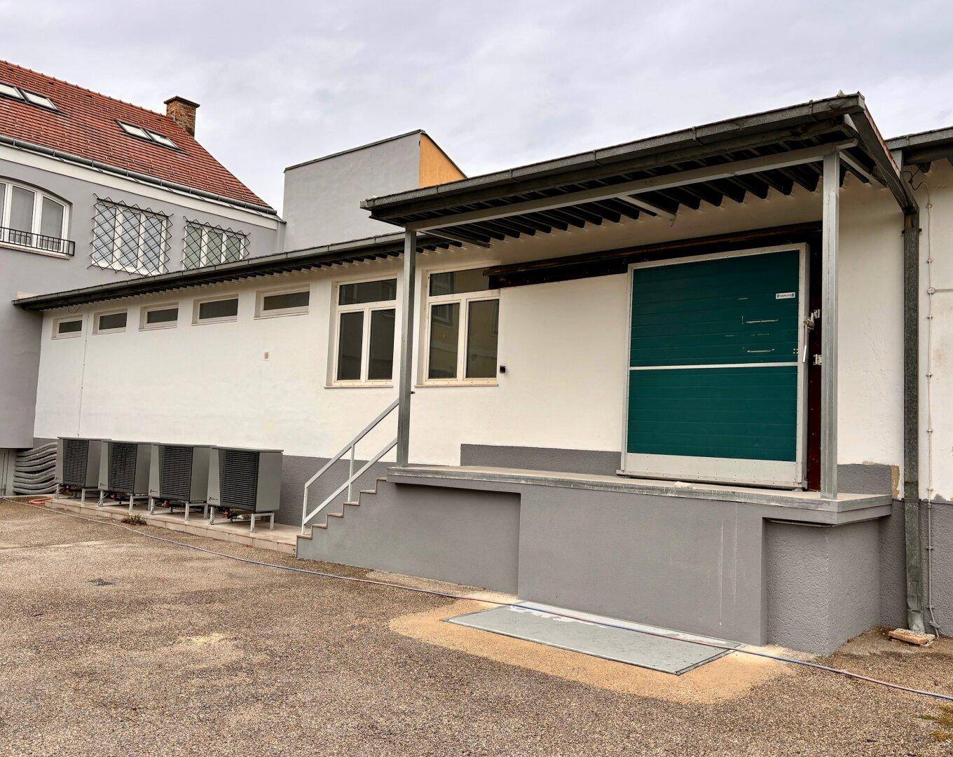 Eingang mit Rampe Lagerhalle