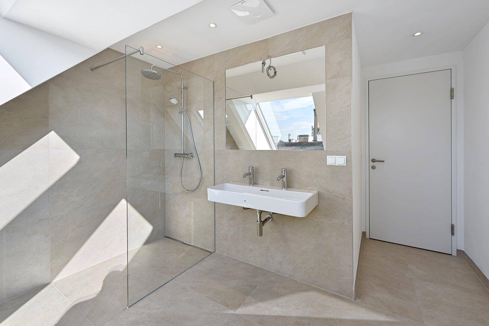 Modernes Badezimmer mit begehbarer Dusche, Einzelwaschbecken und großem Spiegel im Dachgeschoss.