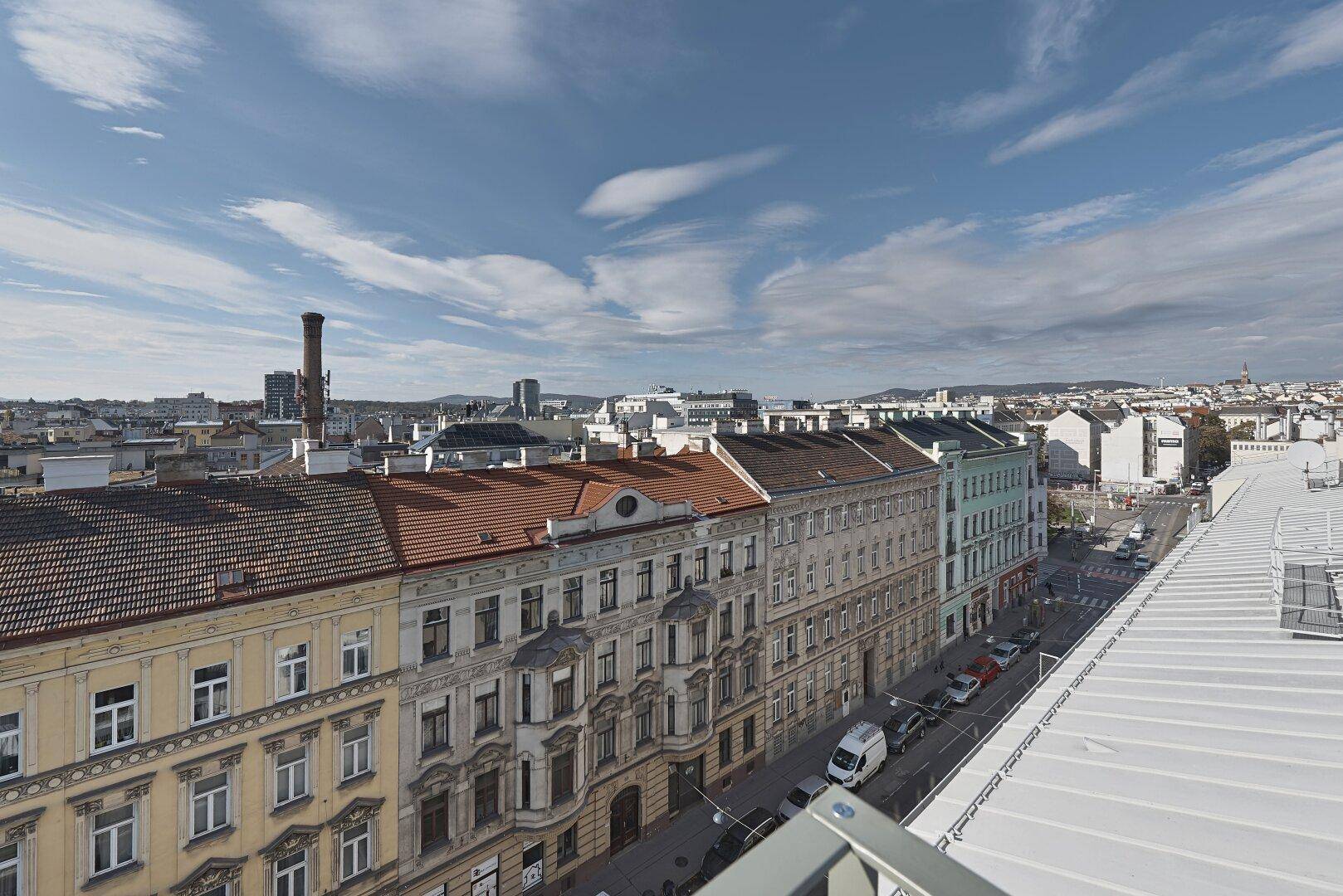 Panoramablick über die Stadt mit historischen Gebäuden und Dächern von der Dachterrasse.