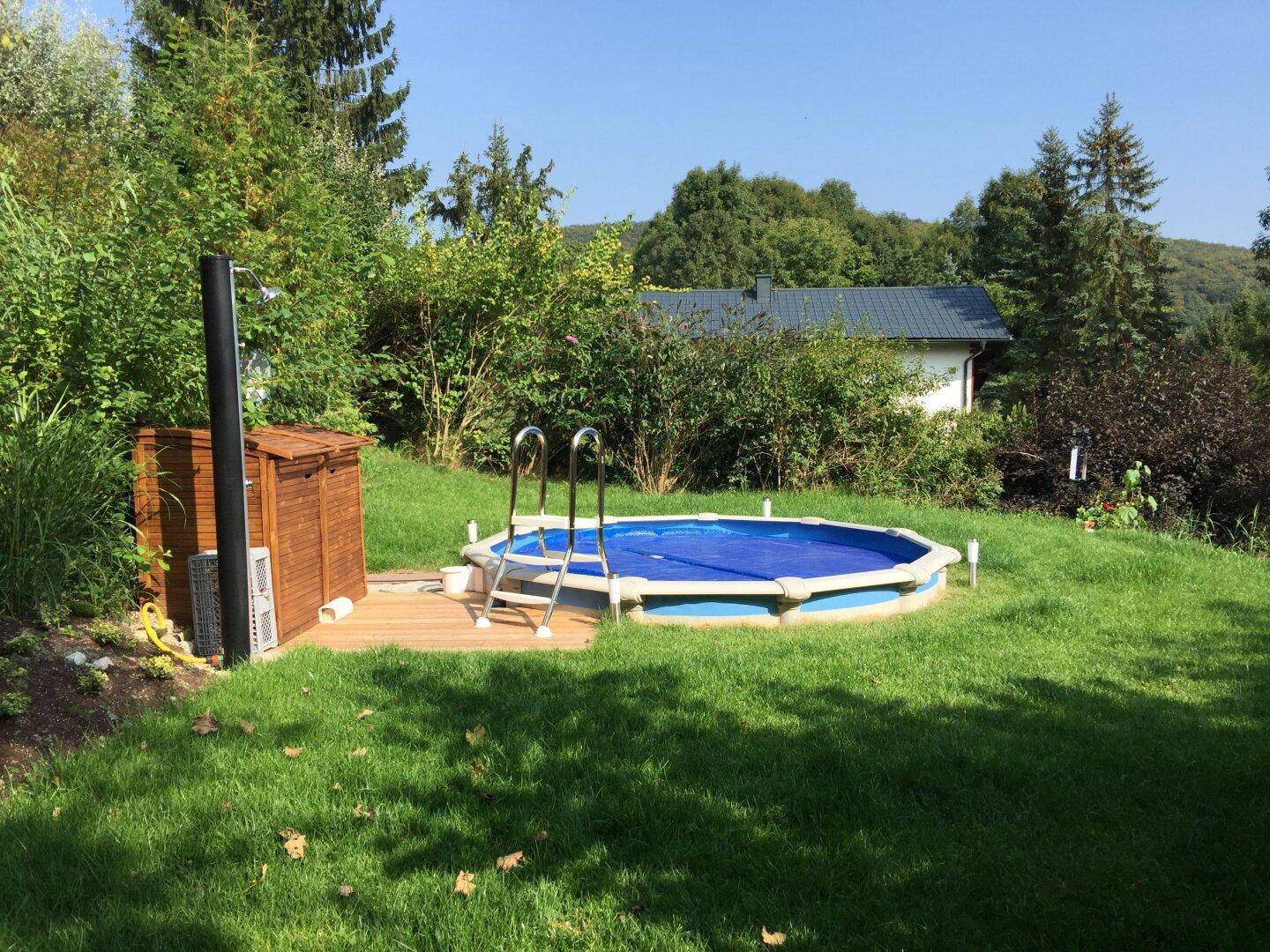 Pool und Garten im Sommer