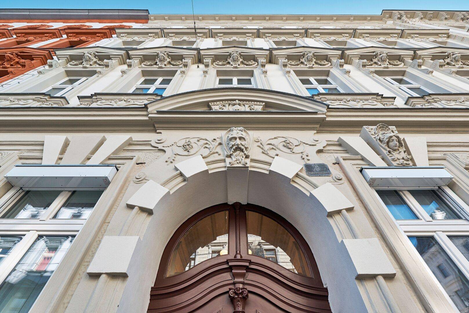 Prunkvoller Eingangsbereich eines historischen Gebäudes mit aufwendigen architektonischen Details.