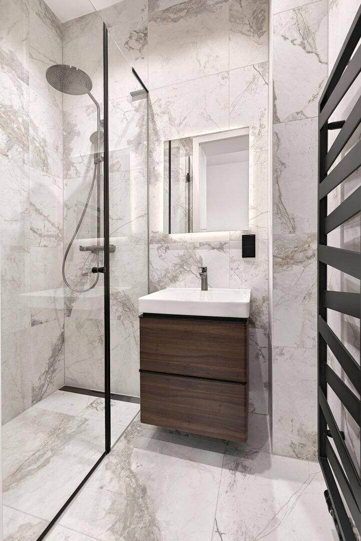 Elegantes Badezimmer mit begehbarer Dusche, modernem Waschtisch und Marmoroptik-Fliesen.