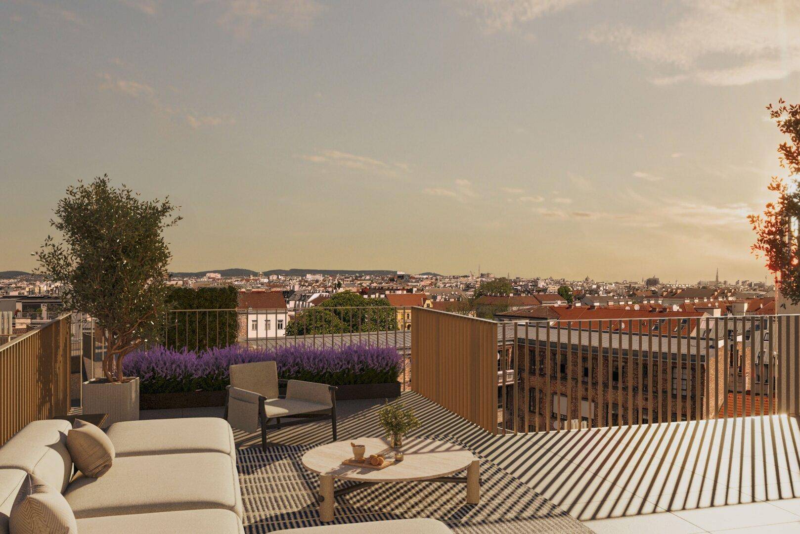 Geräumige Dachterrasse mit bequemen Sitzgelegenheiten, Pflanzen und weitem Stadtblick bei Sonnenuntergang.