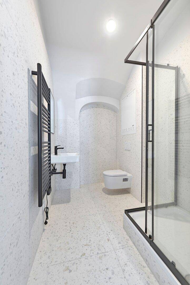 APARTMENT mit stilvoller Gewölbedecke und direktem Straßenzugang - Widok 4
