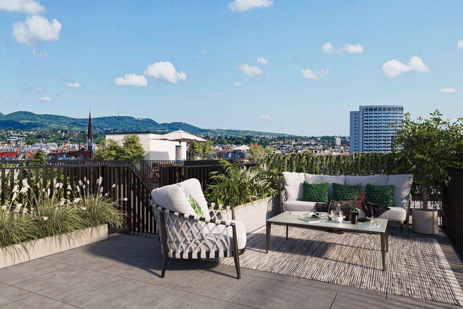 Geräumige Dachterrasse mit Sitzgelegenheiten und weitem Blick über die Stadt und Berge.