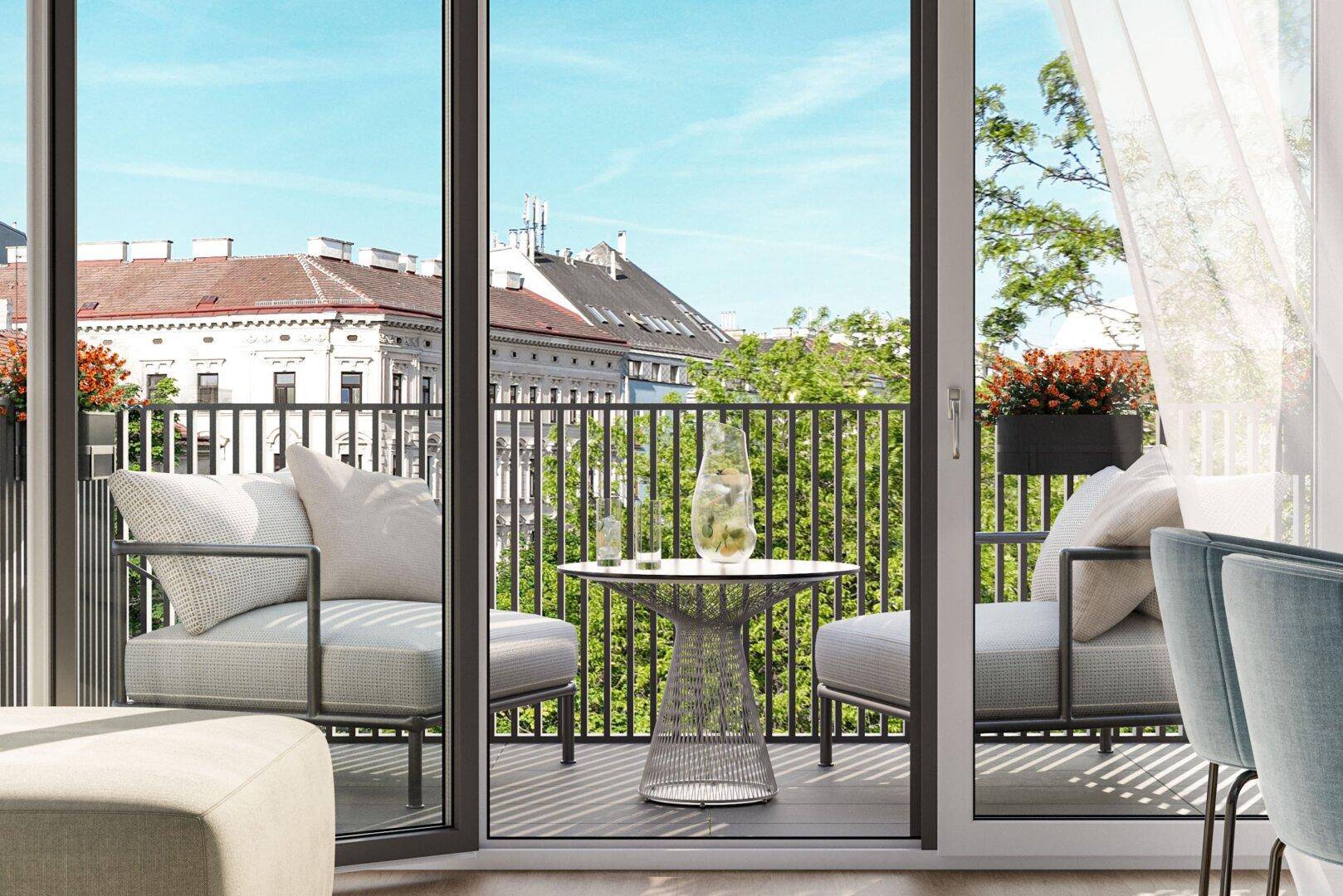 Möblierter Balkon mit Blick ins Grüne und modernen Outdoor-Sitzgelegenheiten.