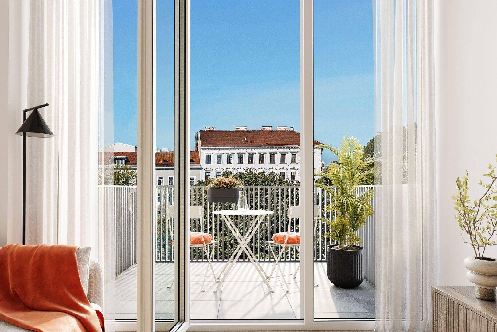 Heller Balkon mit kleinem Tisch und Stühlen, bietet einen angenehmen Stadtblick.