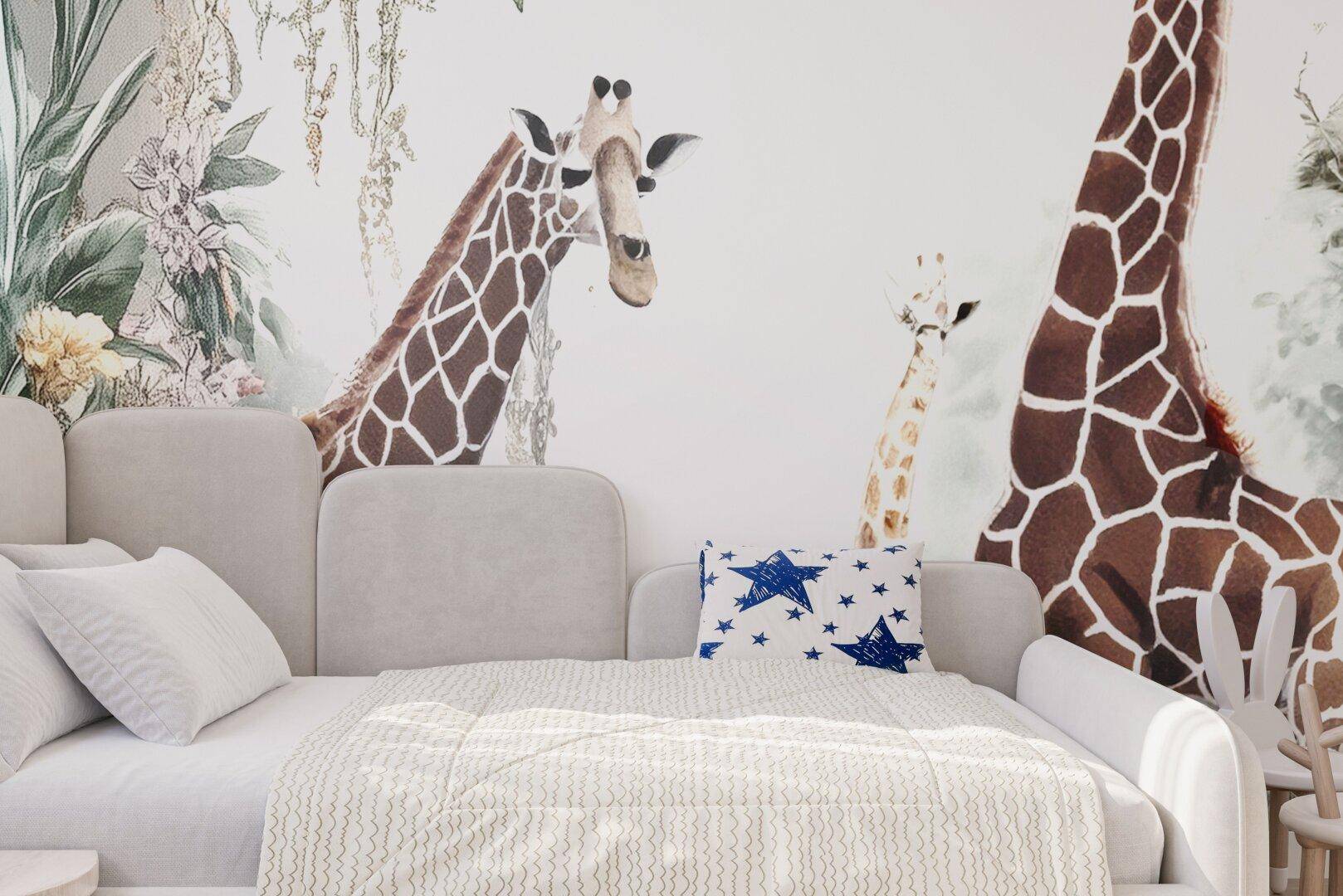 Kinderzimmer mit verspielter Giraffen-Tapete und gemütlichem Bett.