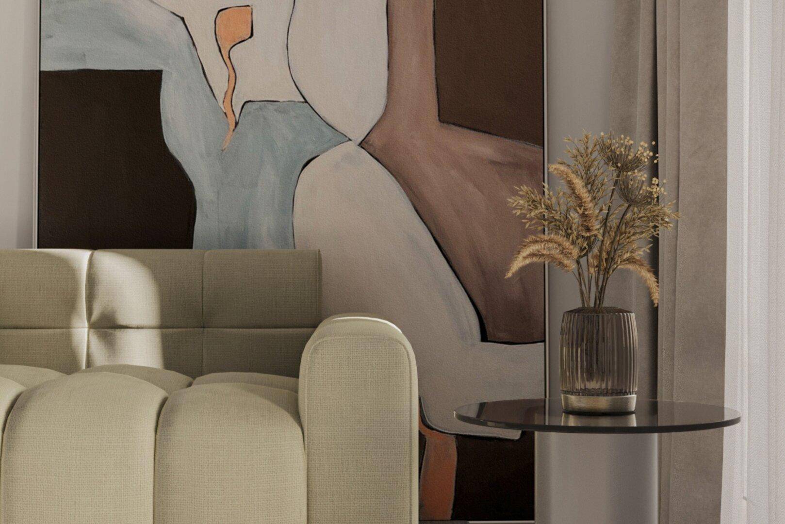 Detailansicht eines bequemen Sofas mit modernem Beistelltisch und abstrakter Kunst an der Wand.