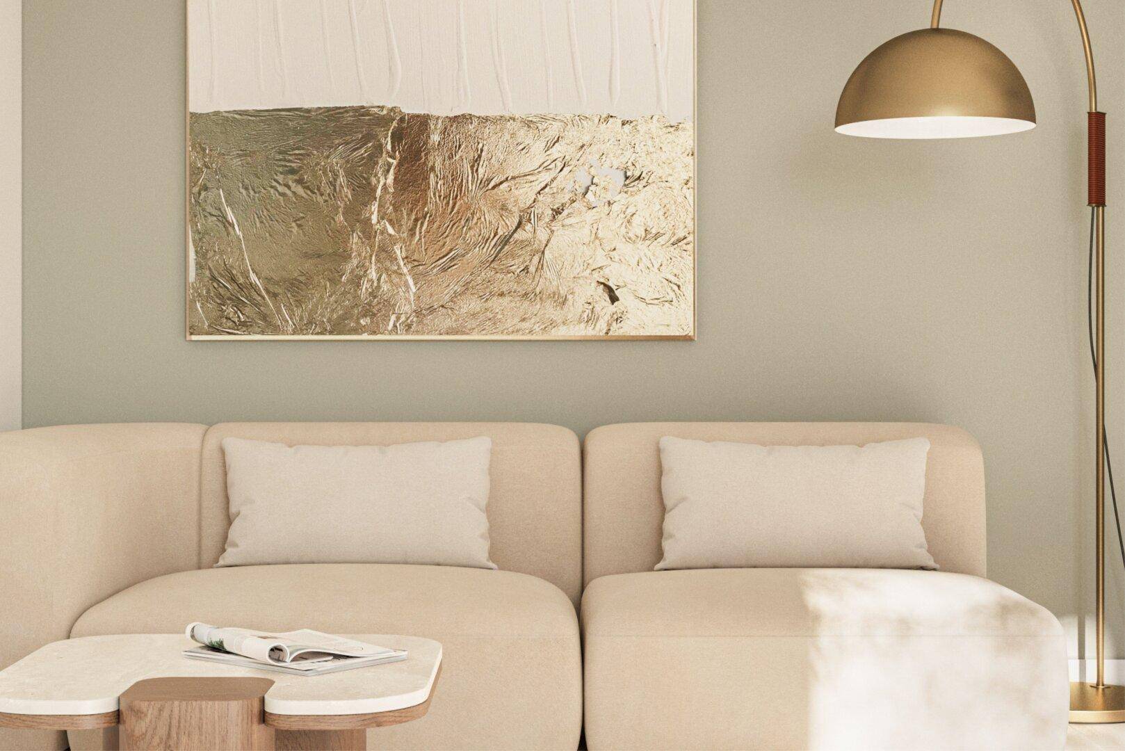 Modernes Wohnzimmer mit beigem Sofa, elegantem Couchtisch und goldener Stehlampe, akzentuiert durch abstrakte Kunst.
