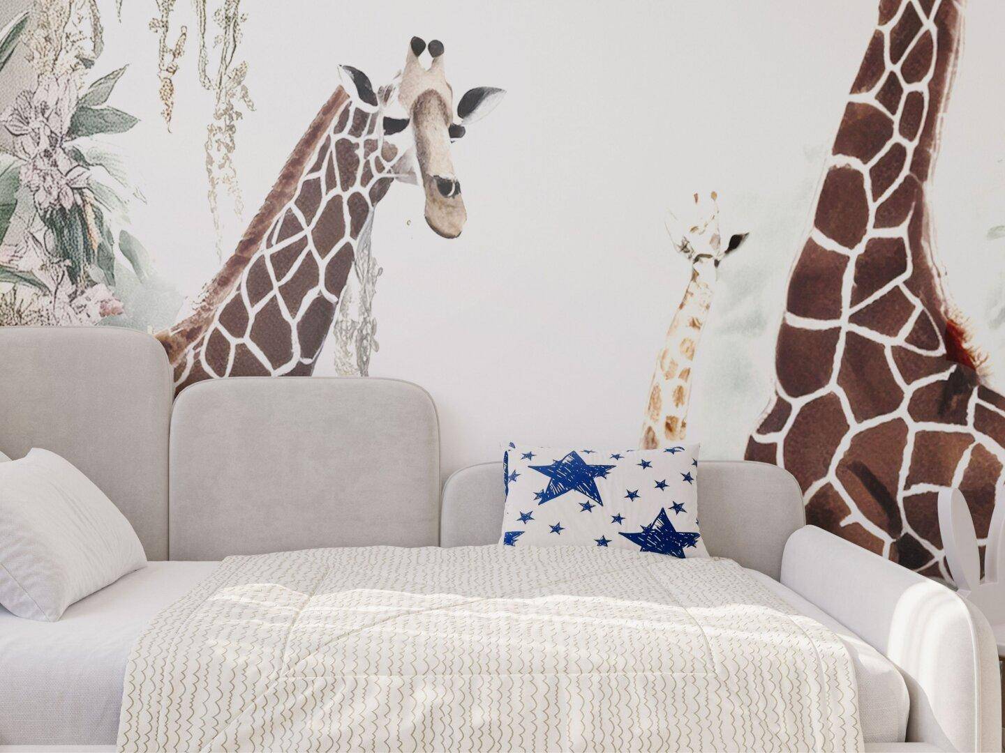 Kinderzimmer mit verspielter Giraffen-Tapete und gemütlichem Bett.