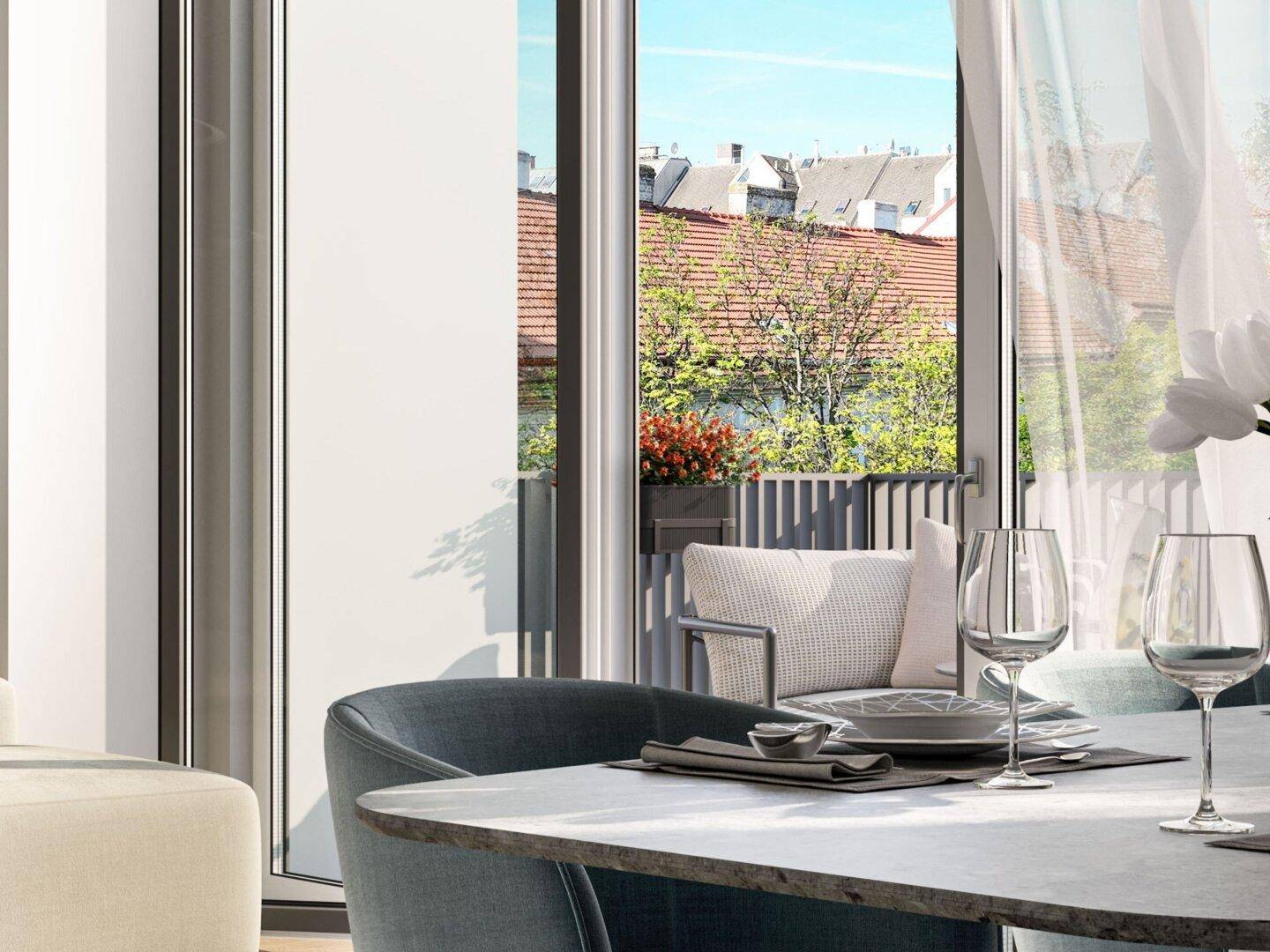 Heller Essbereich mit modernem Tisch und Stühlen, Blick auf den Balkon und die Stadt.