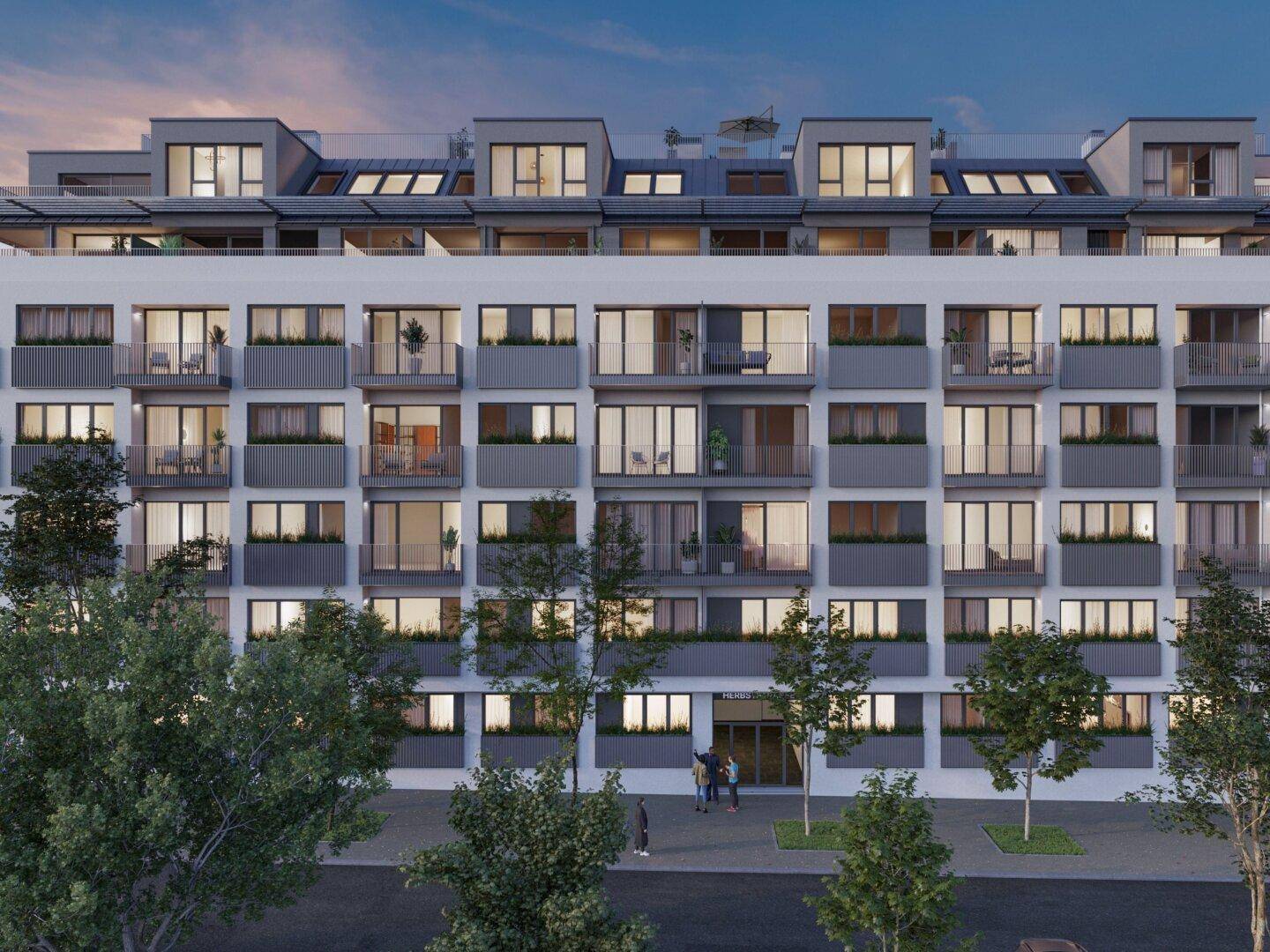 Moderne Wohnhausfassade mit vielen Balkonen und großen Fenstern bei Abenddämmerung.