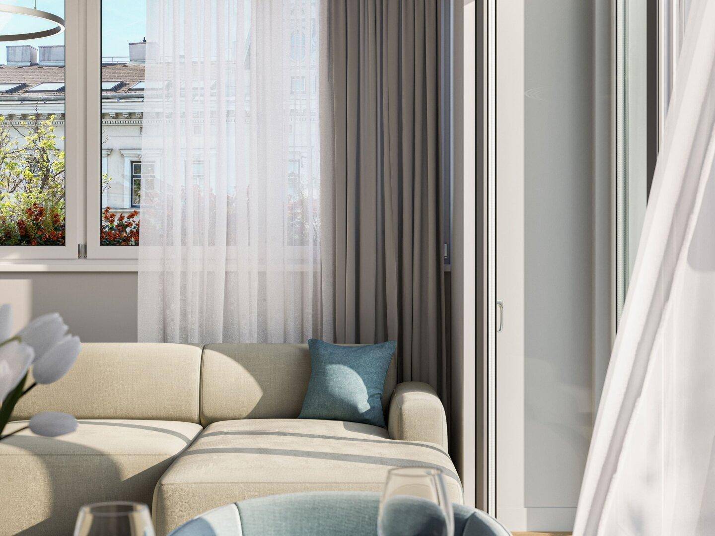 Heller Wohnbereich mit beigem Sofa, blauen Kissen und Zugang zu einem Balkon.