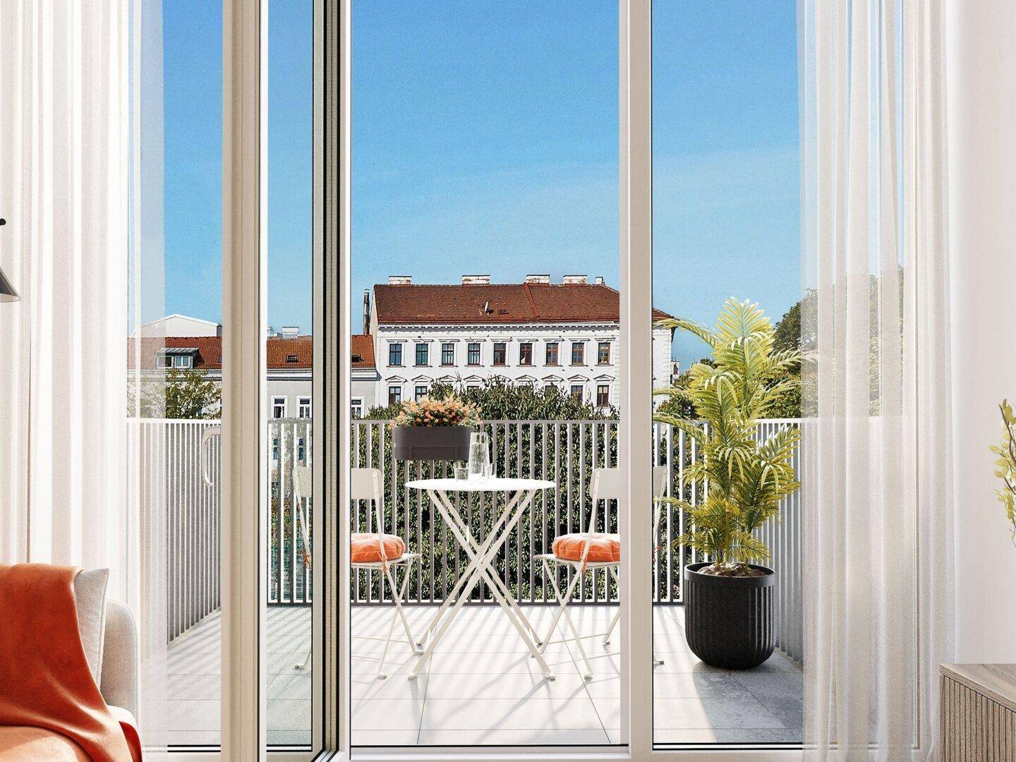 Heller Balkon mit Sitzgelegenheiten und Blick auf die umliegenden Gebäude der Stadt.