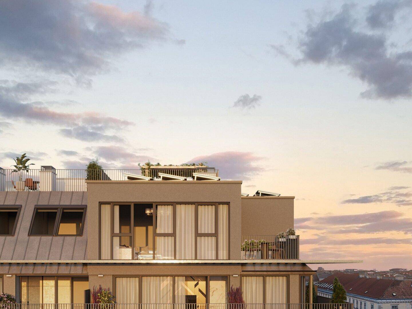 Moderne Gebäudefassade mit großen Fenstern, Balkonen und Dachterrassen unter einem bewölkten Himmel.