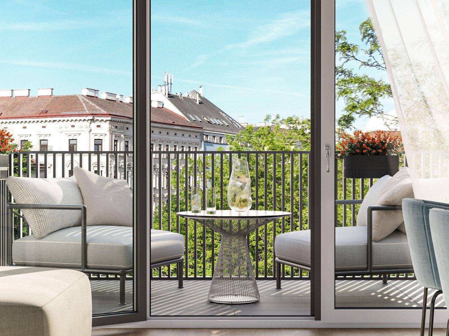 Möblierter Balkon mit Sitzgelegenheiten und Blick auf die Stadt und umliegende Gebäude.