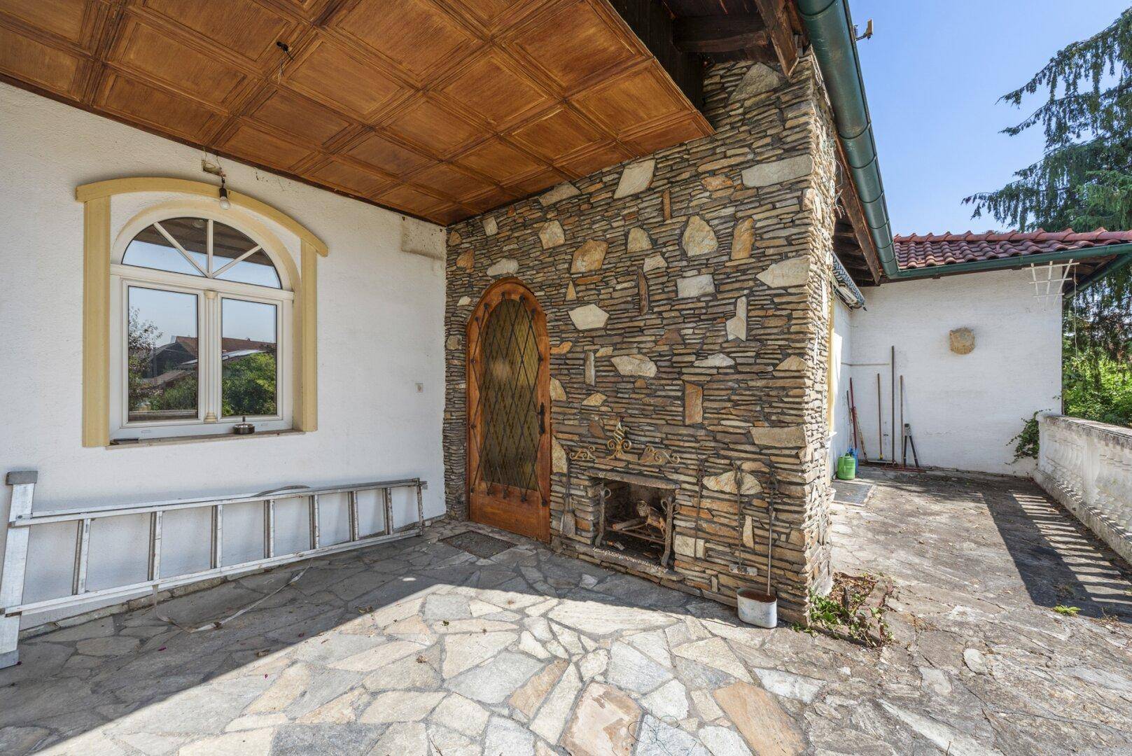 Terrasse mit Außenkamin