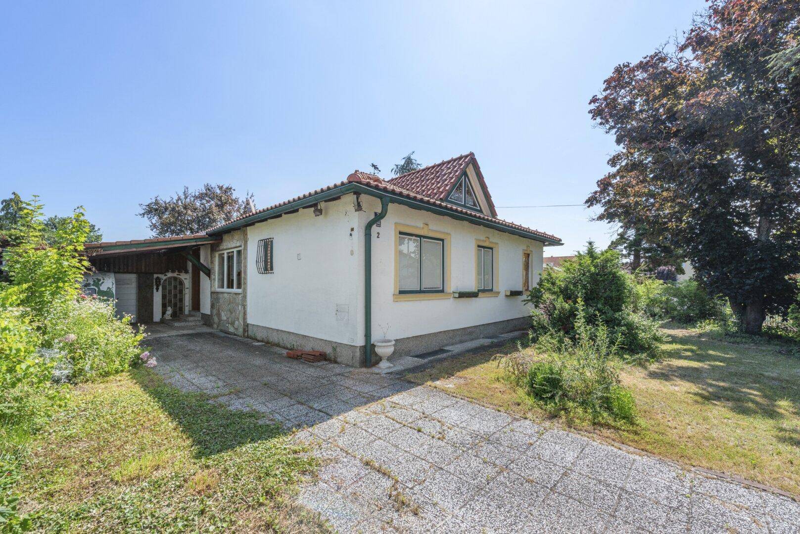 Hausansicht und Eingangsbereich