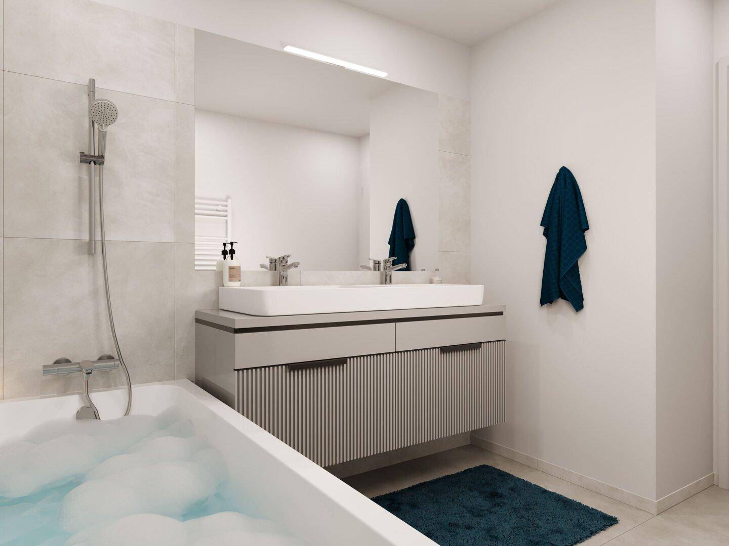 Modernes Badezimmer mit Badewanne, Duscharmatur und stilvollem Waschtisch mit großem Spiegel.