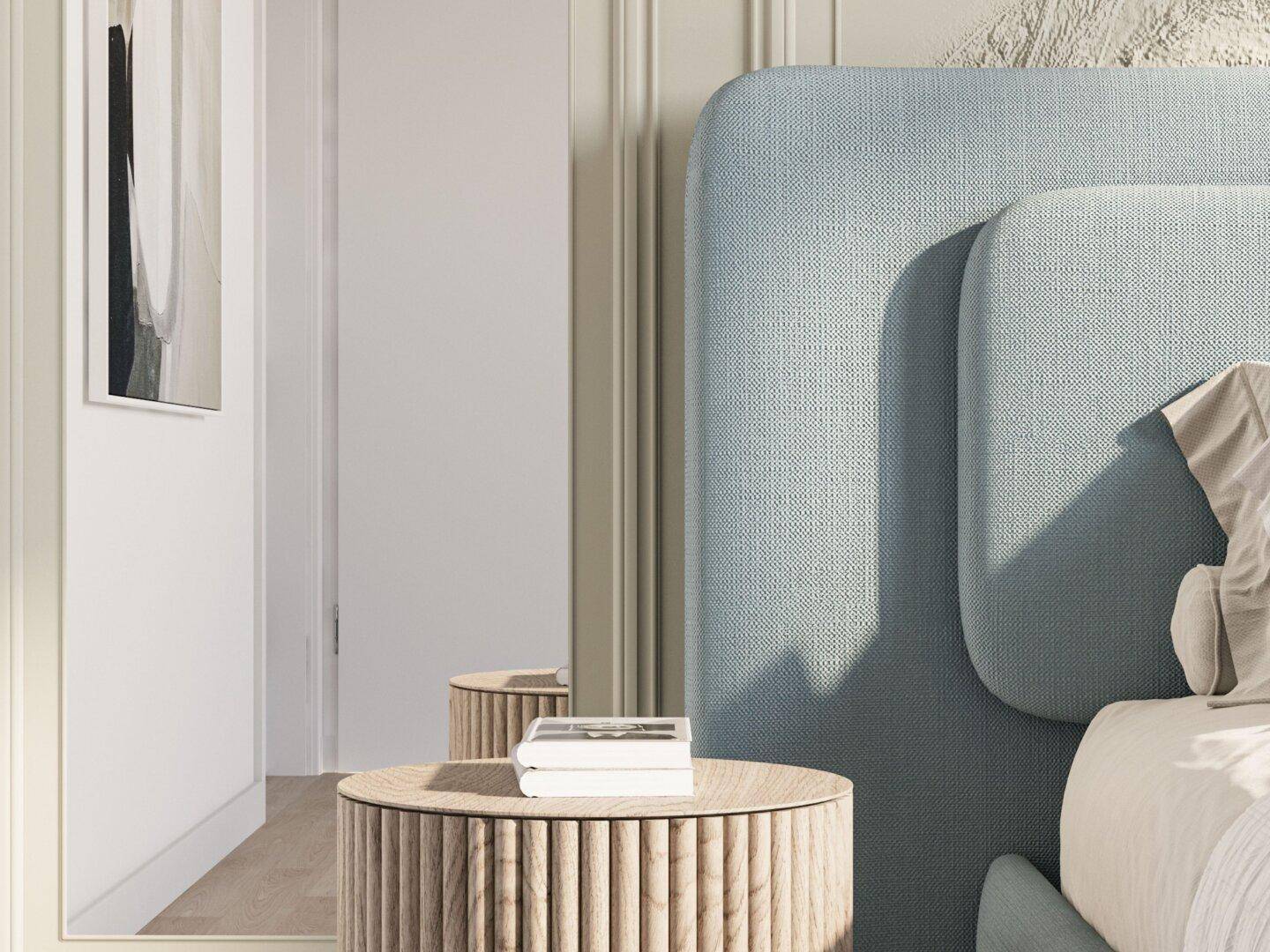Detailaufnahme eines Schlafzimmers mit modernem blauen Kopfteil und elegantem Nachttisch.