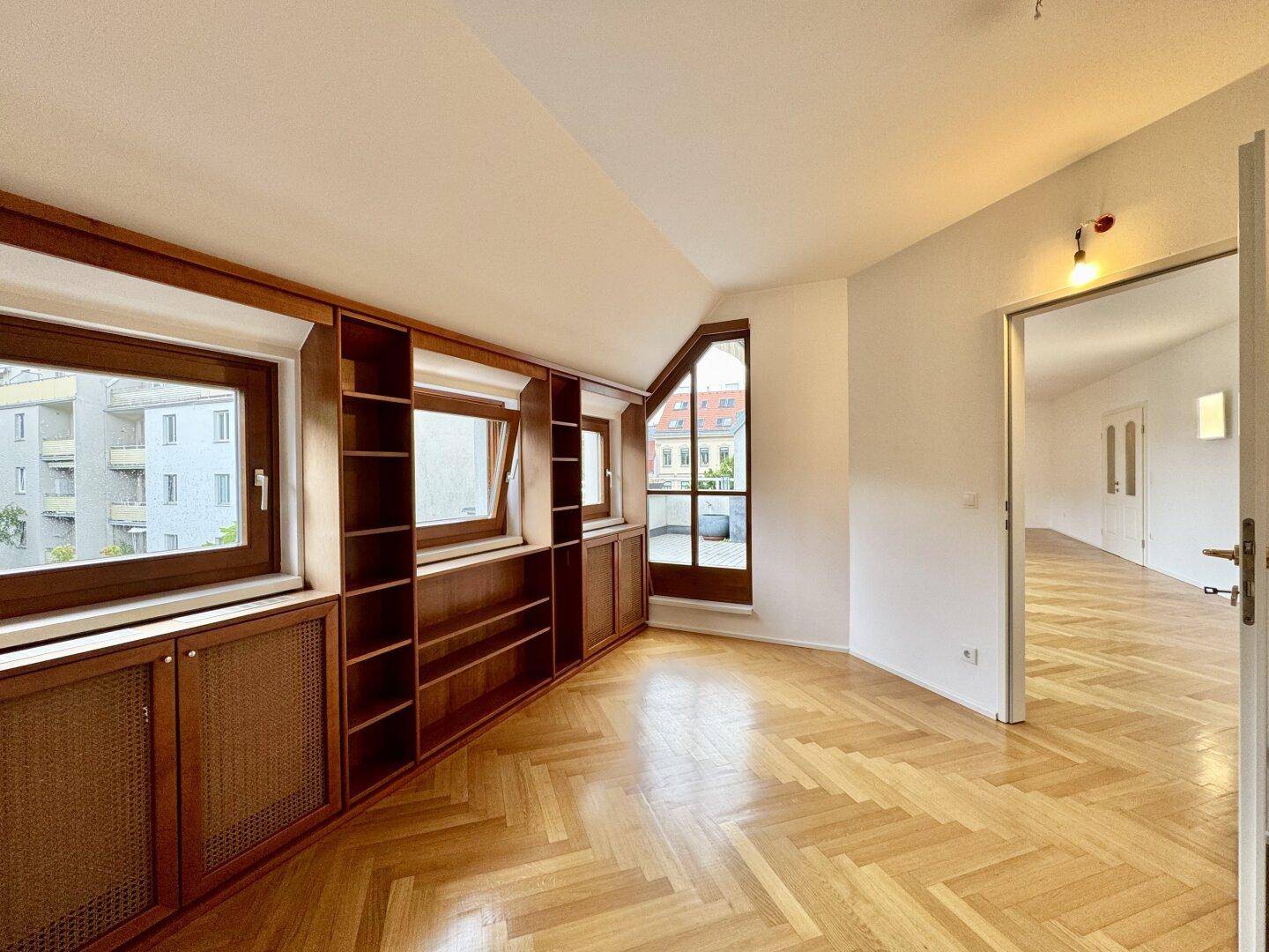 hofseitiges Zimmer