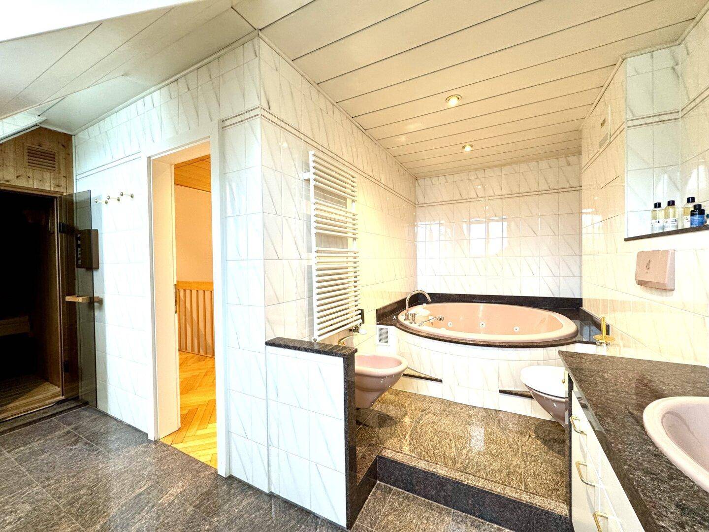 Badezimmer mit Wanne