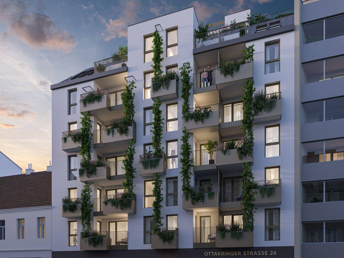 Abendliche Ansicht einer modernen Wohnfassade mit beleuchteten Balkonen und Kletterpflanzen.