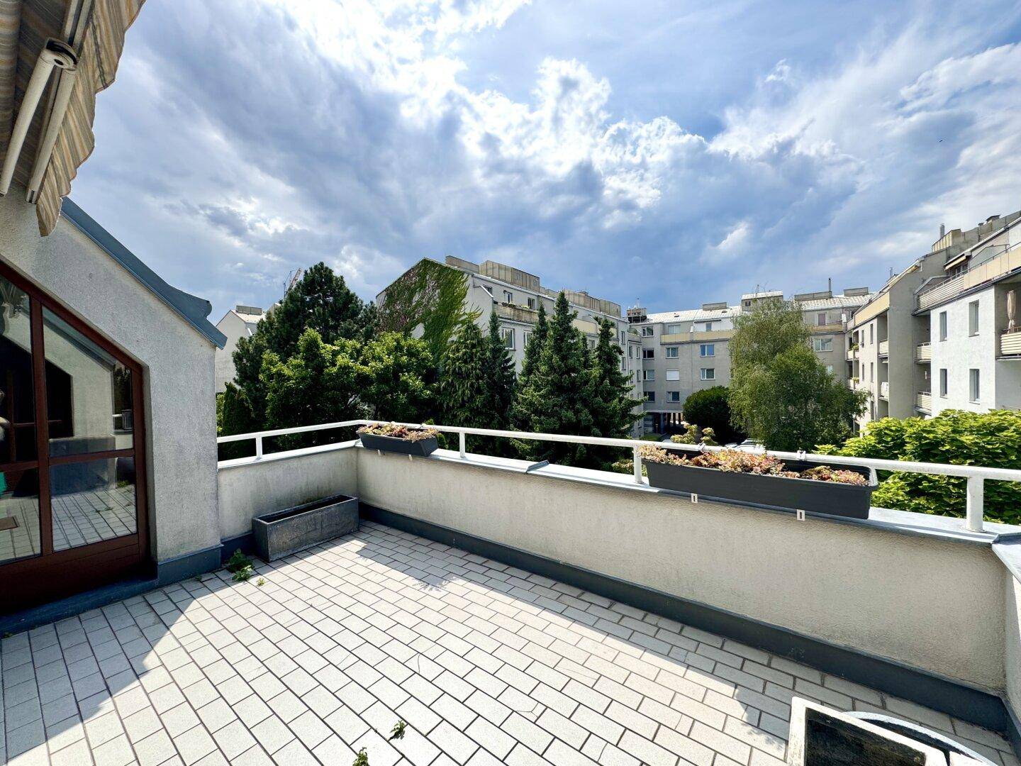 Terrasse mit Gartenblick