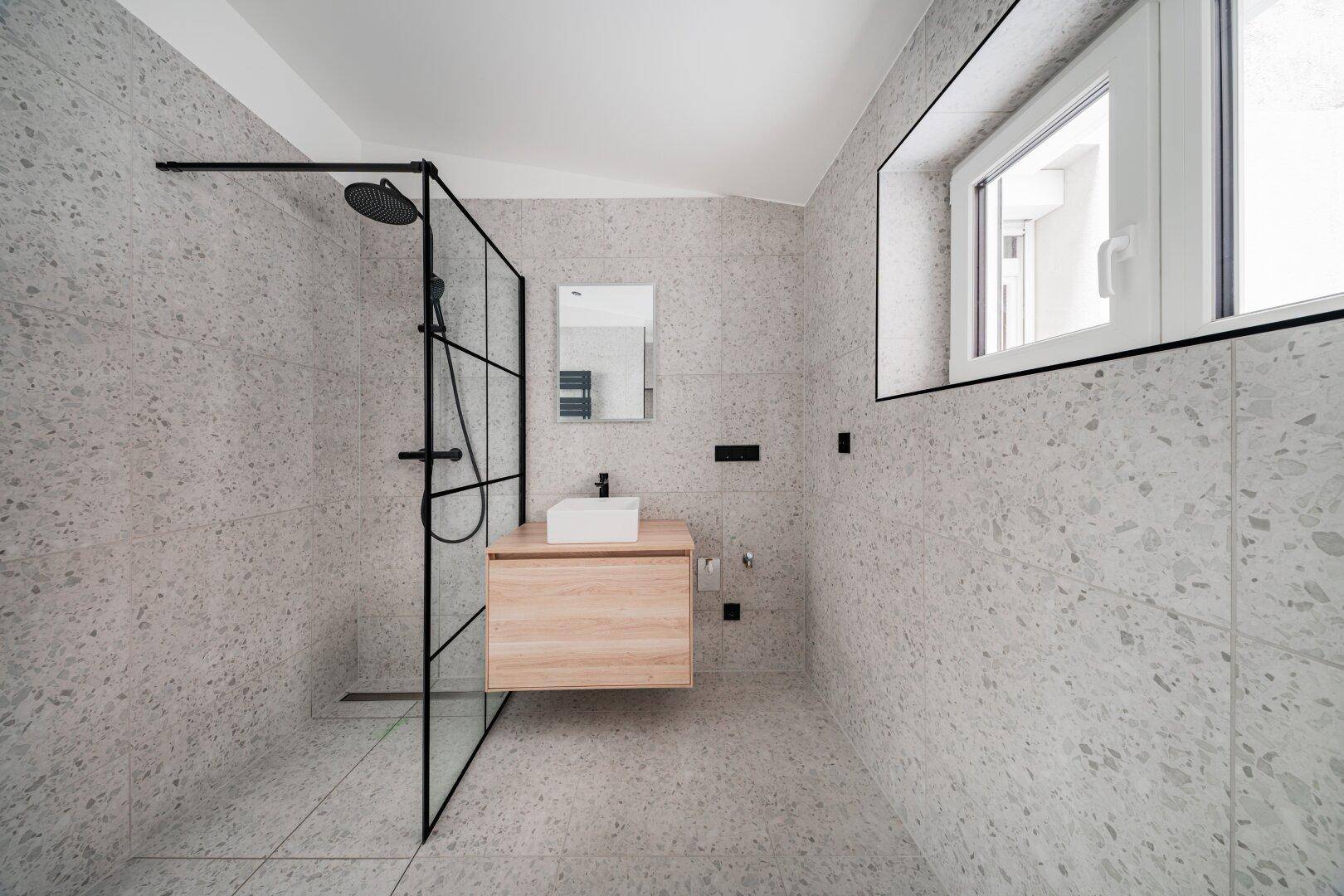 Modernes Badezimmer mit begehbarer Dusche, Einzelwaschbecken und Fenster.