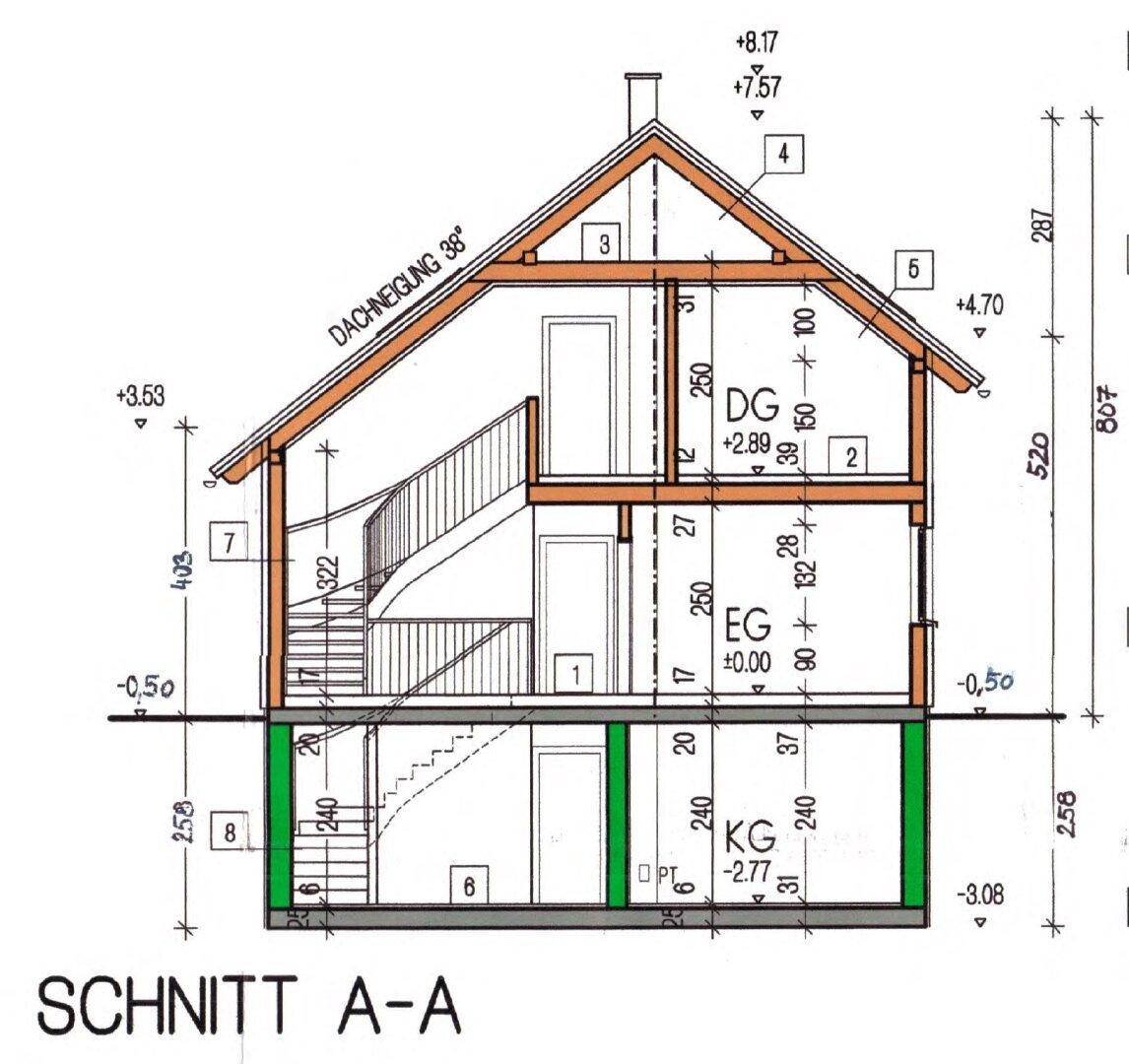 Schnittzeichnung des Hauses zeigt die Aufteilung von Keller, Erd- und Dachgeschoss mit Treppen.