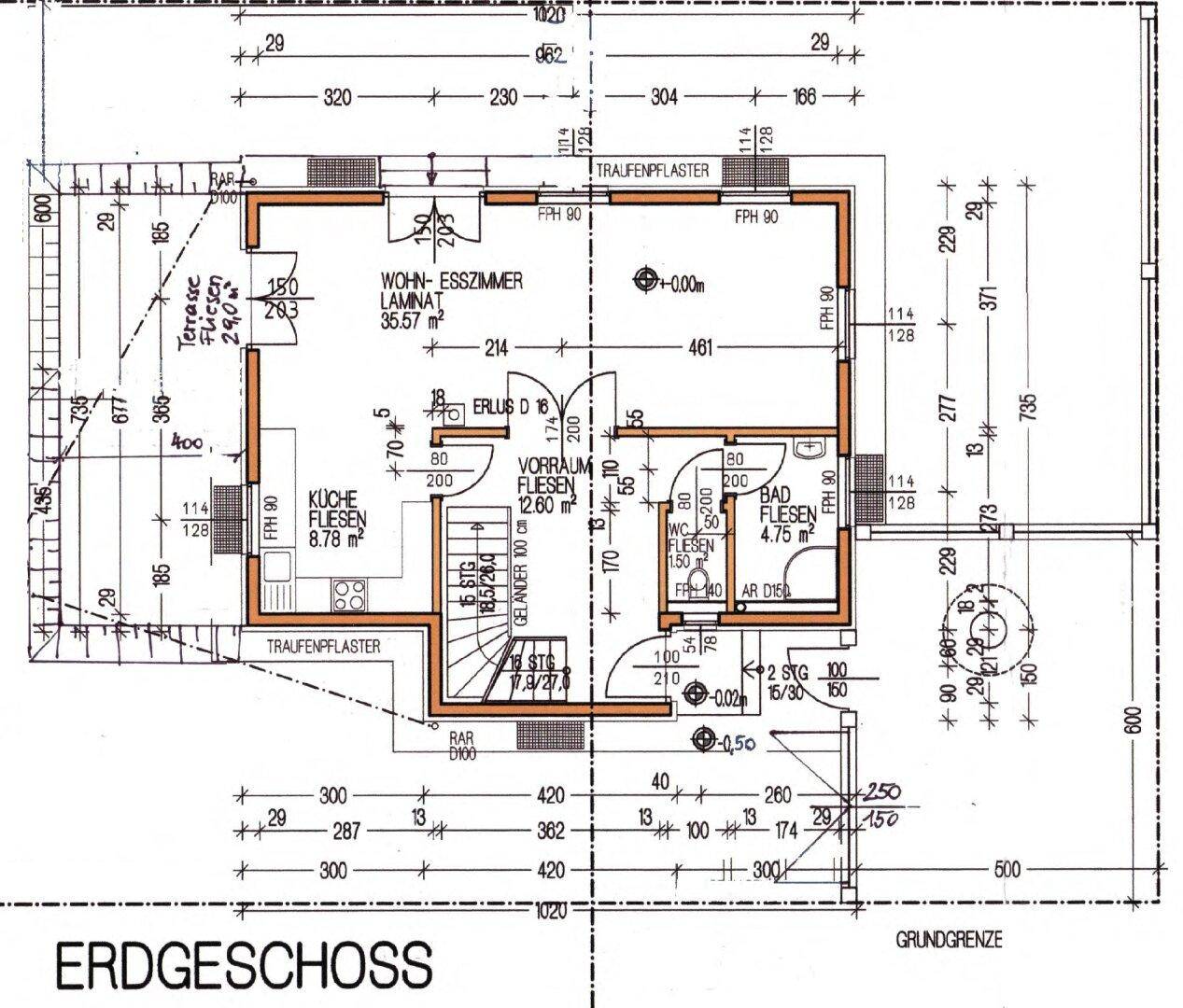 Grundriss des Erdgeschosses mit Wohn-Esszimmer, Küche, Bad und Zugang zur Terrasse.