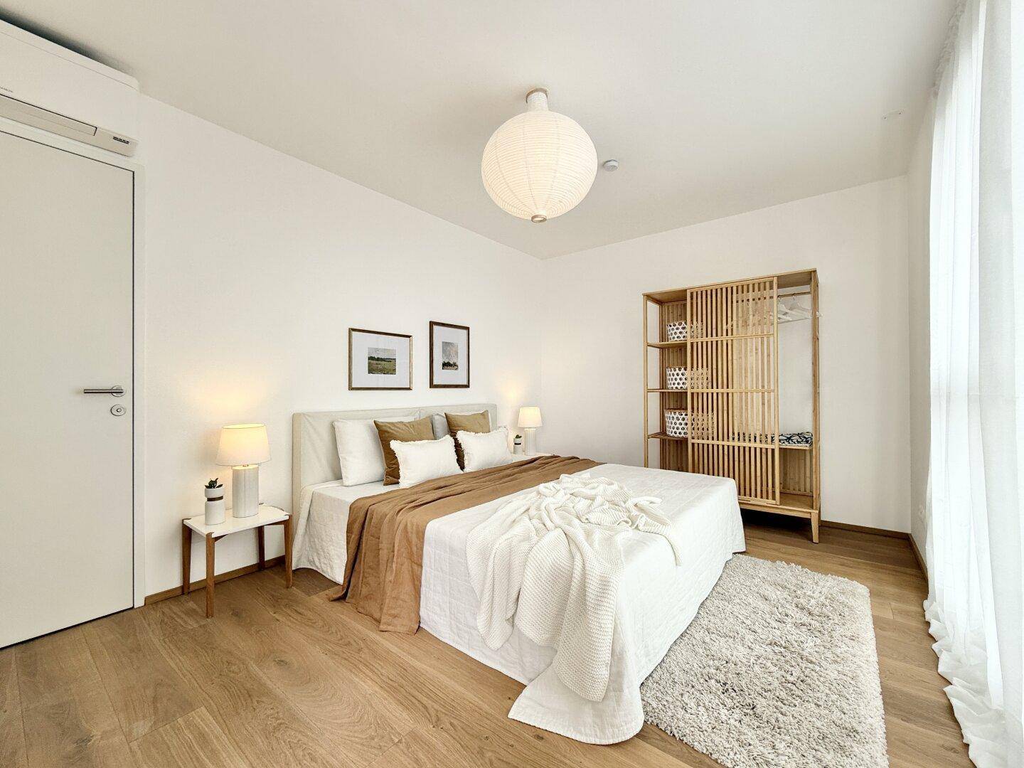 Helles Schlafzimmer mit Doppelbett, Holzregal und Holzboden in modernem Design.