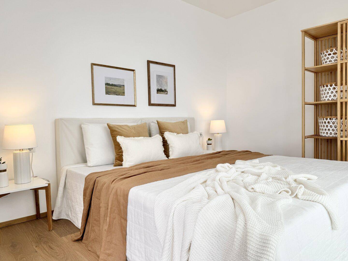 Helles Schlafzimmer mit Doppelbett, Holzboden und schlichter, moderner Einrichtung.