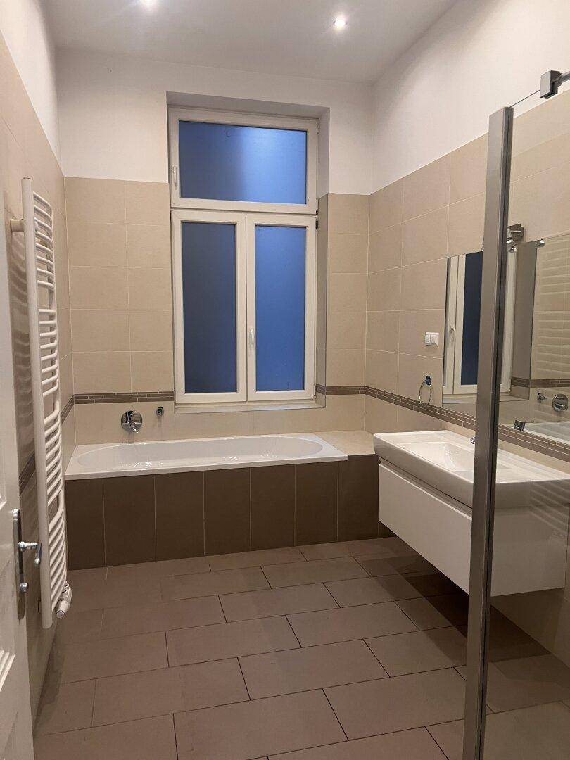 Bad mit Wanne und Dusche