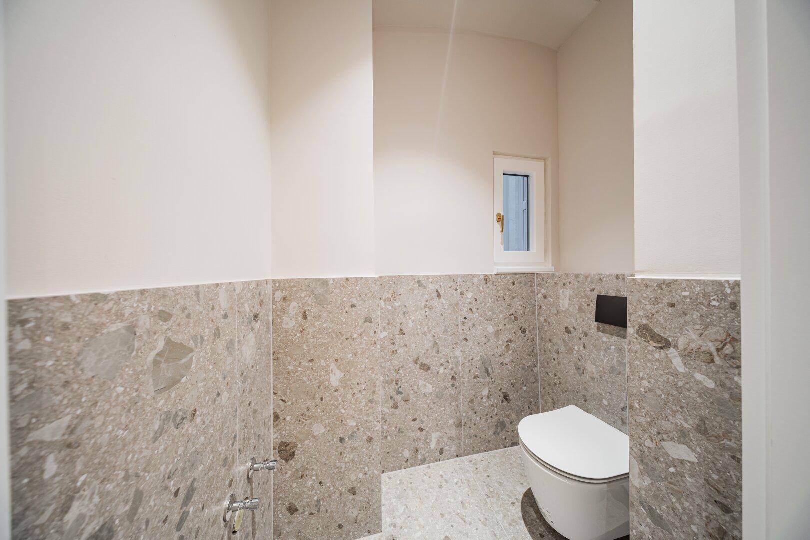 separates WC