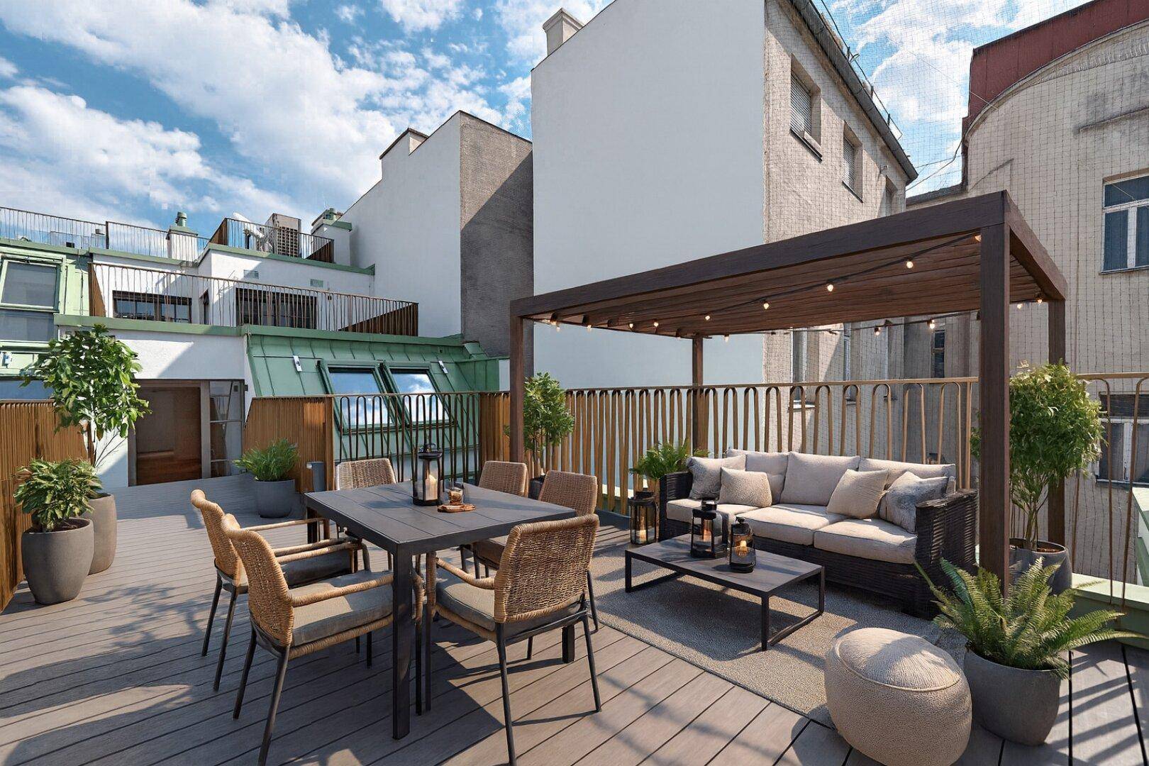 Möblierte Dachterrasse mit Pergola, Essbereich und Lounge-Möbeln unter blauem Himmel.