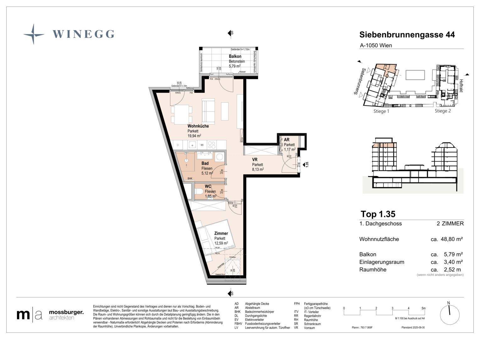 Grundriss einer Dachgeschosswohnung mit Balkon, einem Schlafzimmer und offenem Wohnbereich.