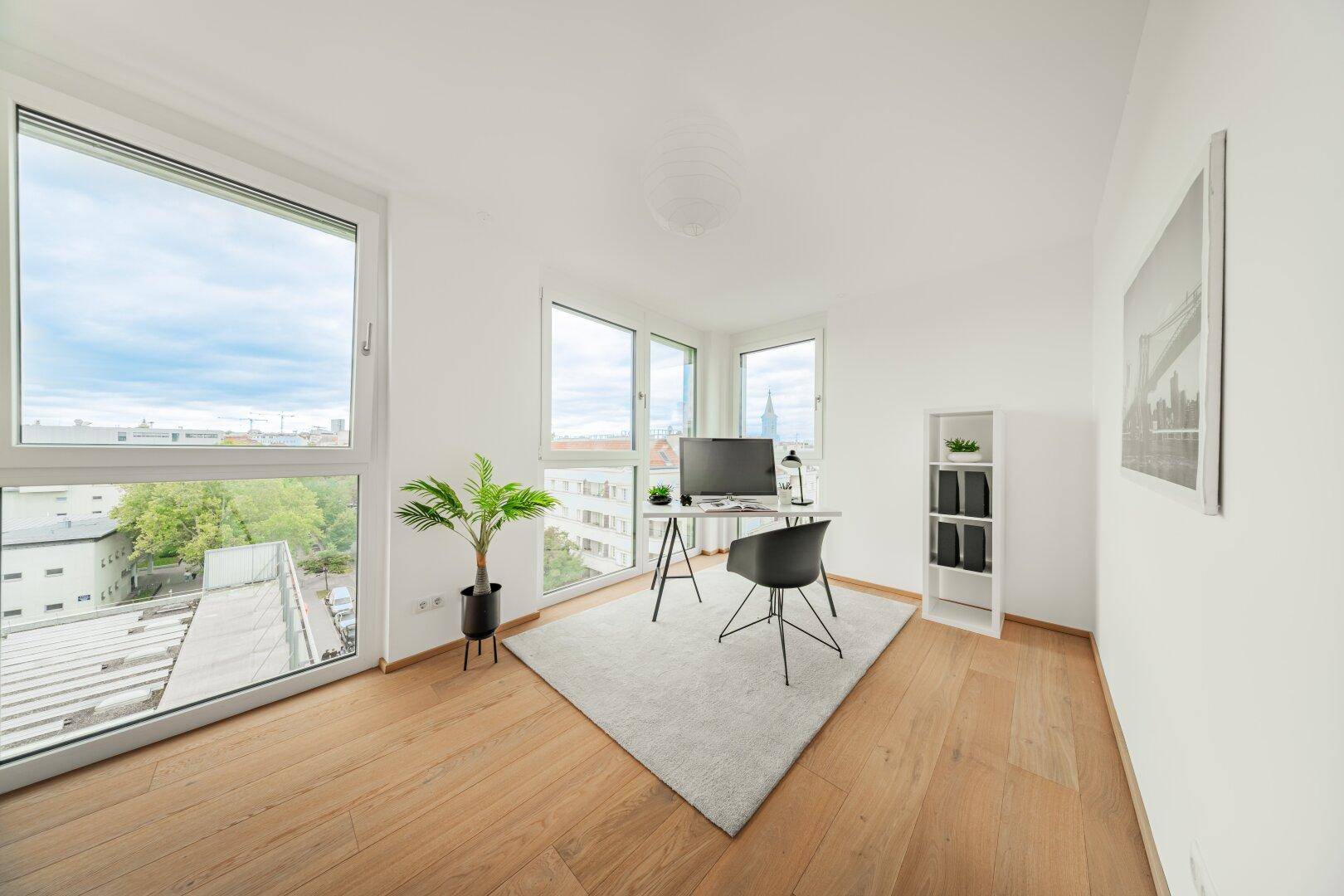 Helles Arbeitszimmer mit Holzboden, großen Fenstern und Stadtblick.