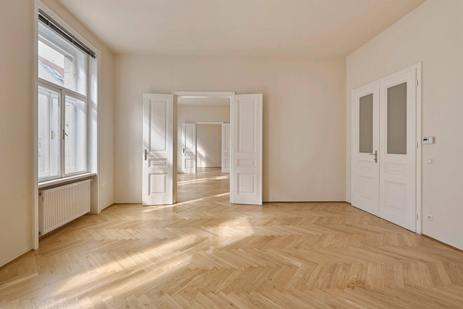 Blick vom Schlafzimmer ins Wohnzimmer