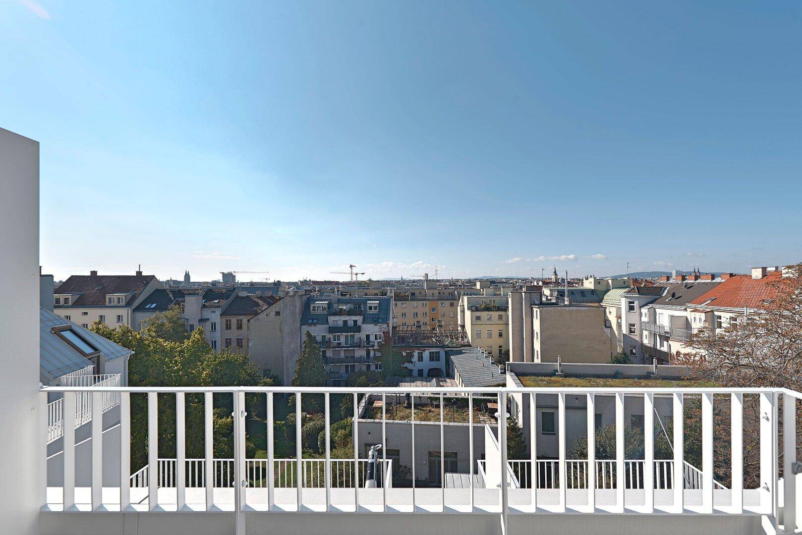 Weitläufiger Panoramablick über die Stadt von einer erhöhten Position aus, mit vielen Gebäuden.