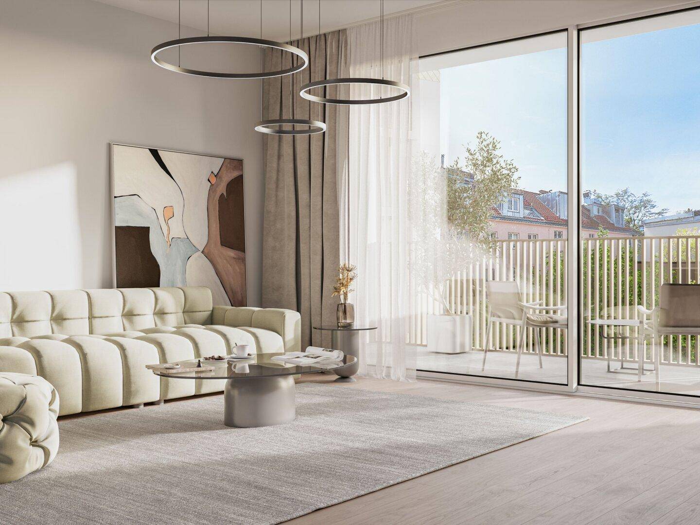 Gemütliches Wohnzimmer mit Sofa, Teppich und Zugang zu einem großen Balkon.