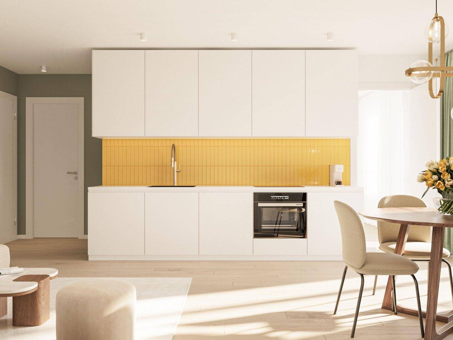 Moderne offene Küche mit weißen Schränken, gelbem Fliesenspiegel und integriertem Backofen.