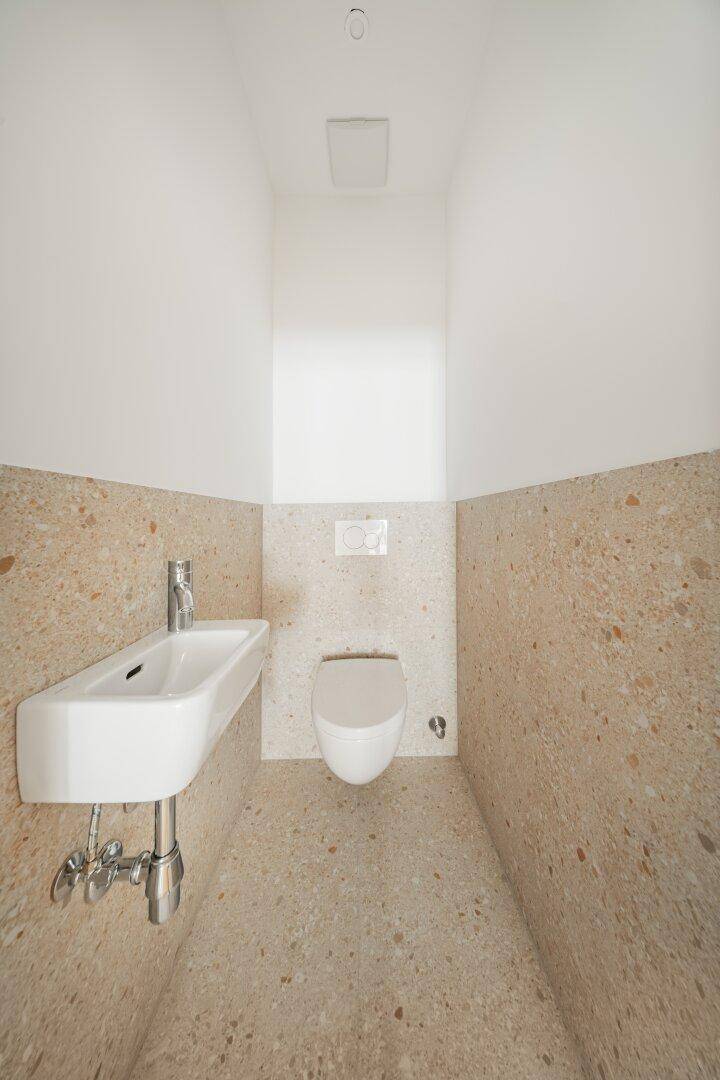 separates WC