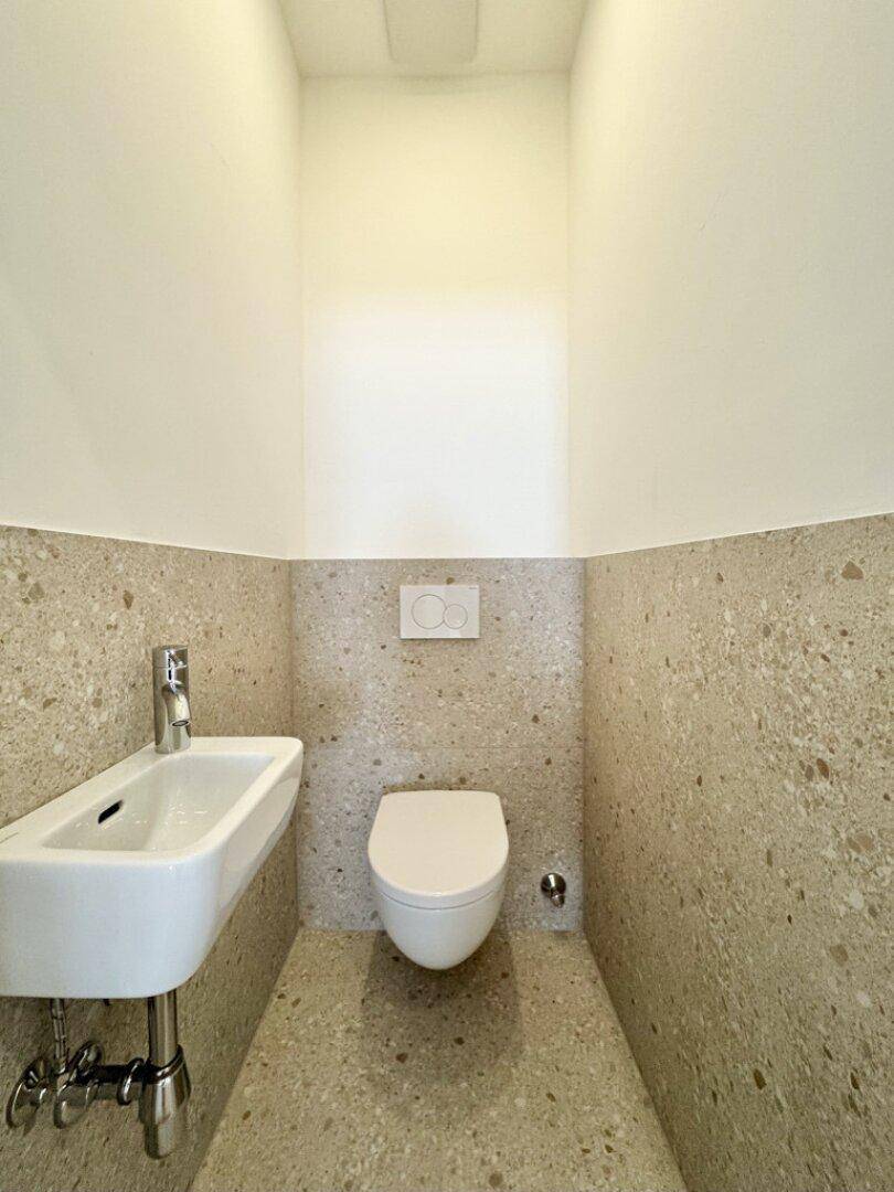 separates WC