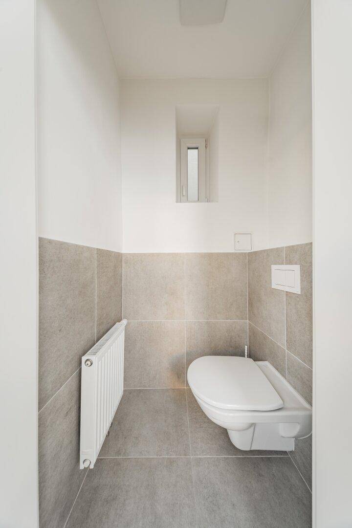 separates WC